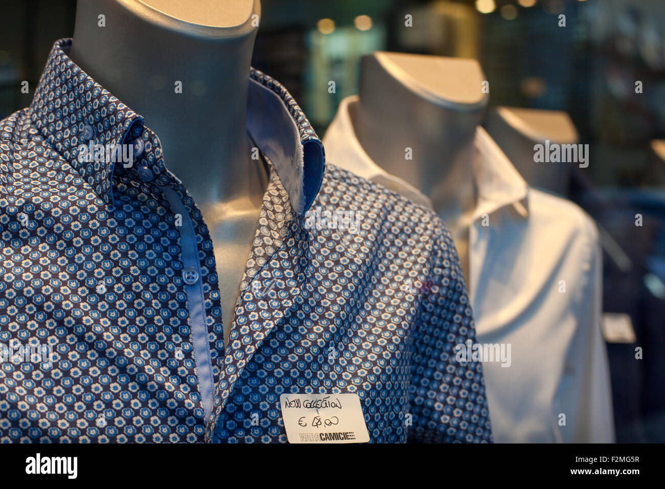 Close up of male shirts dans le magasin de vêtements Banque D'Images