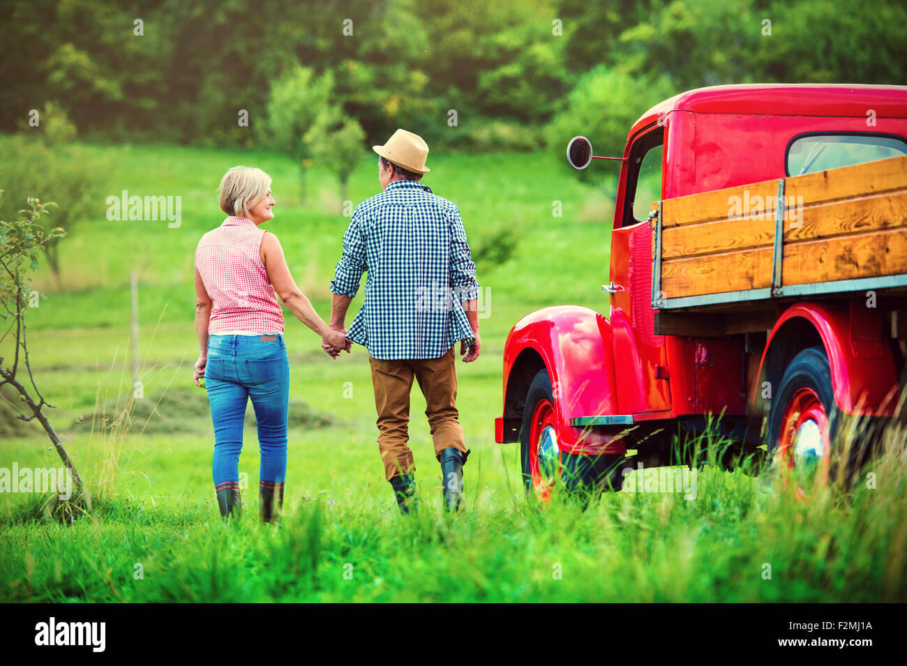 Couple d'un camion rouge Banque D'Images