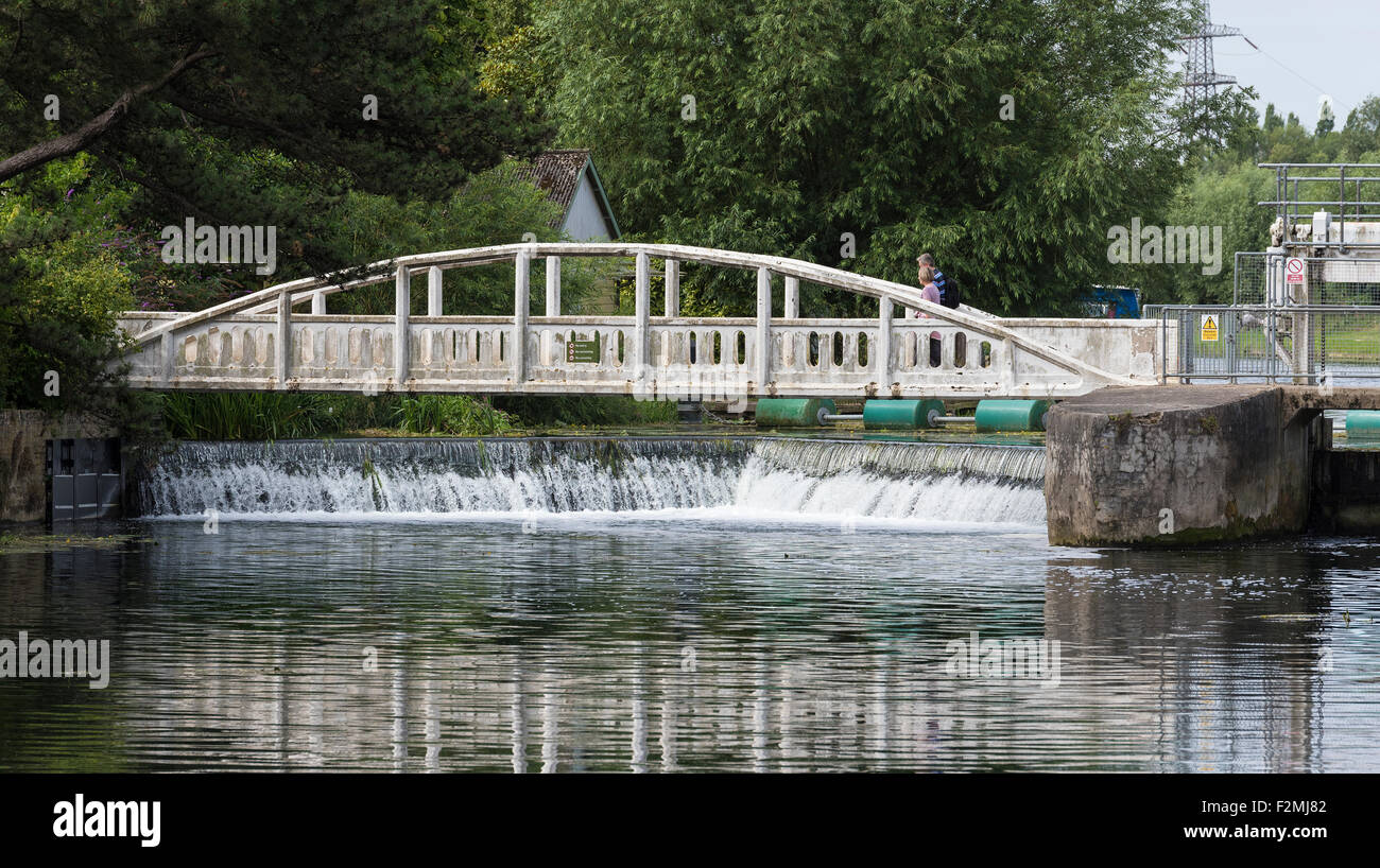 Passerelle au-dessus de weir rivière Cam Lock morsure appâts Banque D'Images