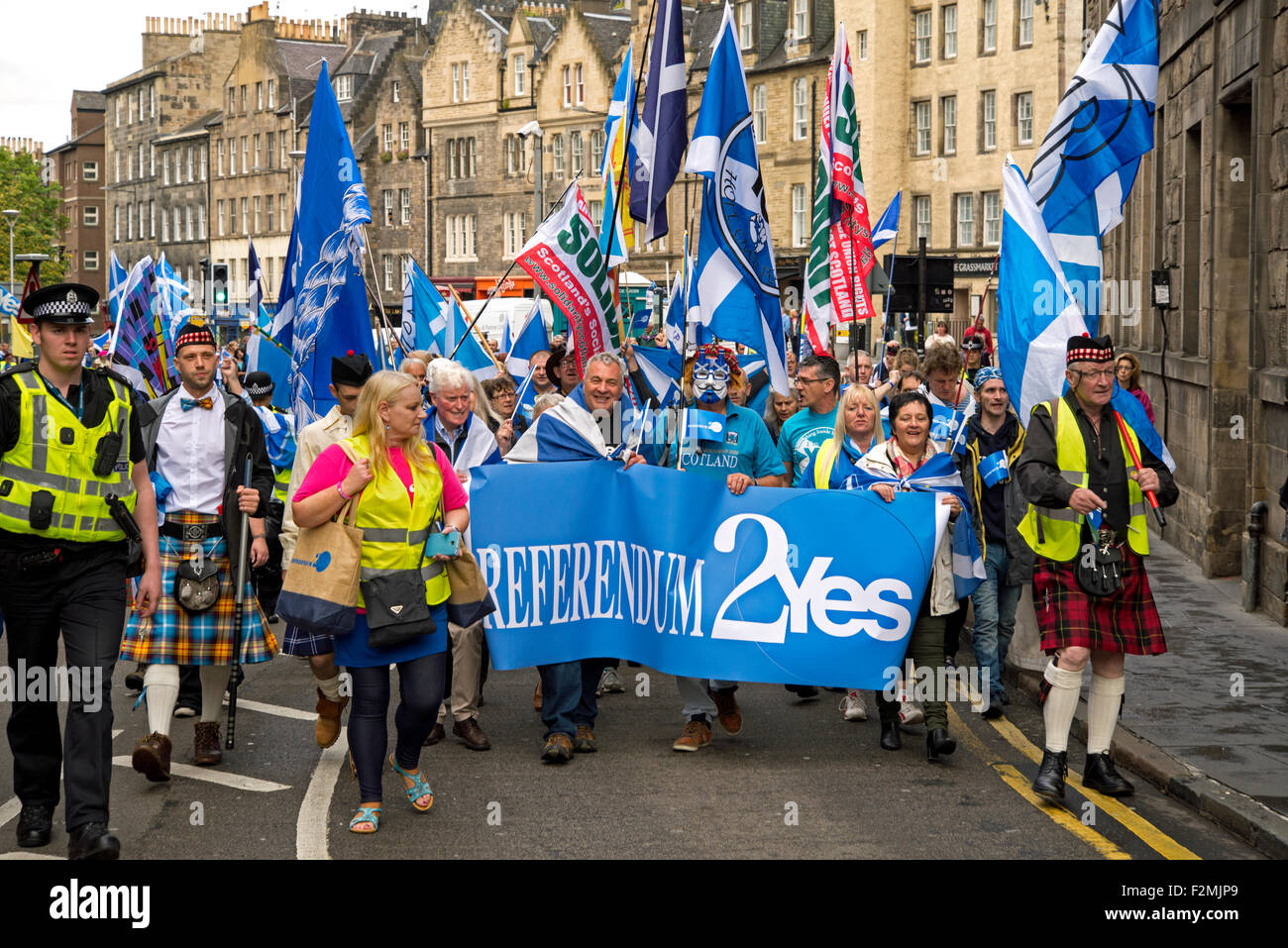 Un rassemblement de partisans du SNP sur le premier anniversaire de l'indépendance écossaise référendum appelant à un second référendum. Banque D'Images