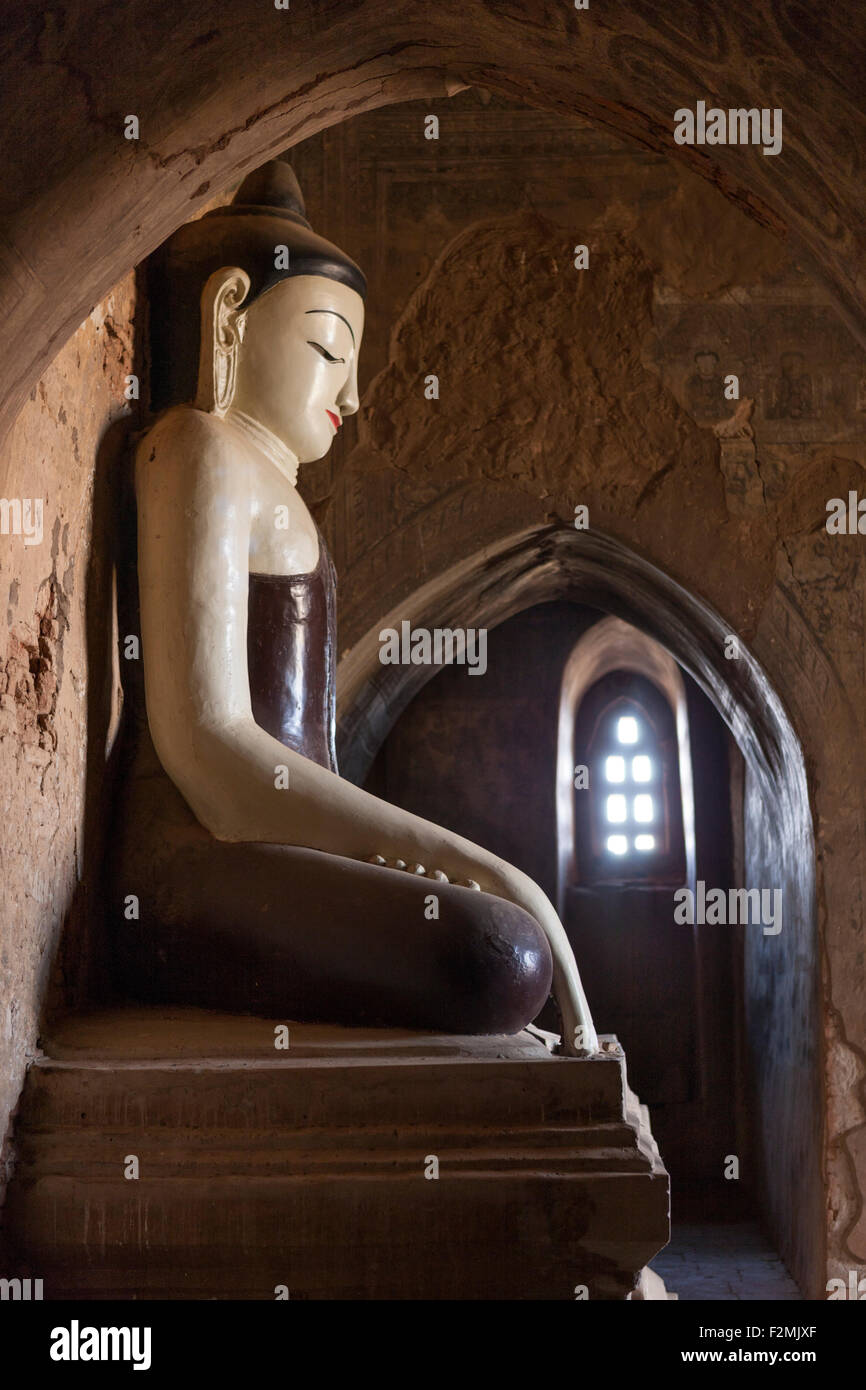 Vue latérale du 12ème siècle, statue de Bouddha Tayok Pye Pahto (pagode) à Bagan Myanmar. Restes de fresques sur les murs visibles de couleur Banque D'Images