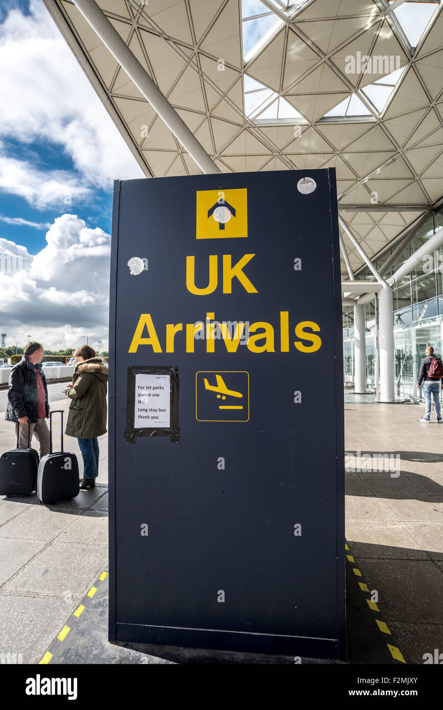 Conseil des arrivées à l'aéroport de Stansted London UK Banque D'Images