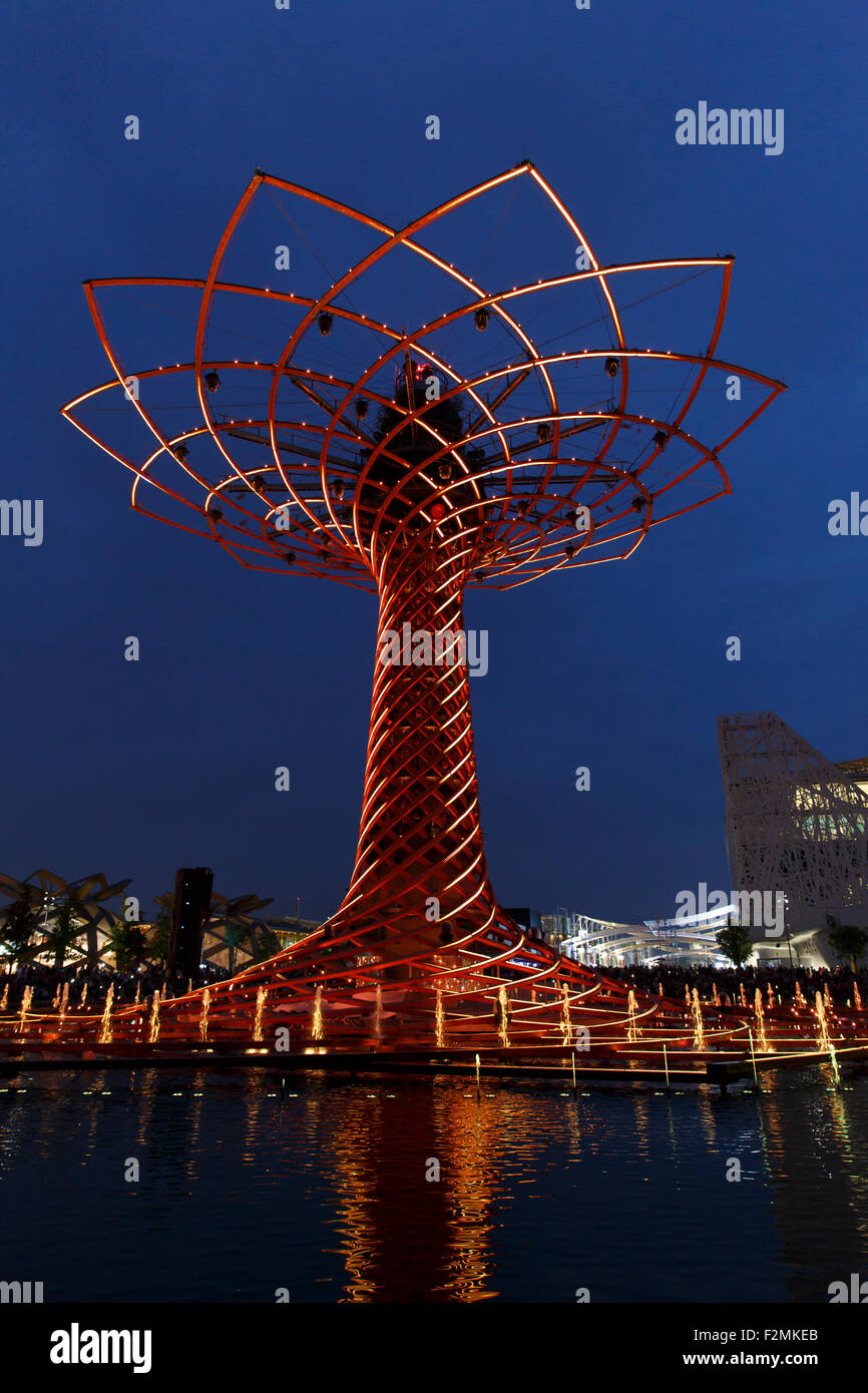 Milan, Italie, 13 Septembre 2015 : Arbre de vie dans la soirée à l'Expo, l'exposition universelle sur le thème de la nourriture. Banque D'Images