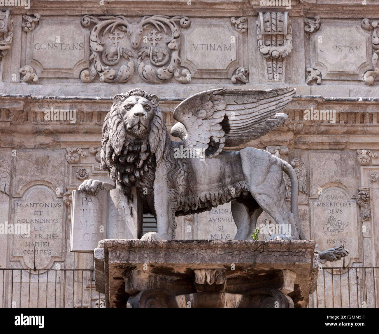 Statue de Lion de St Marc et Pallazo Maffei à Piazza delle Erbe à Vérone Italie Banque D'Images