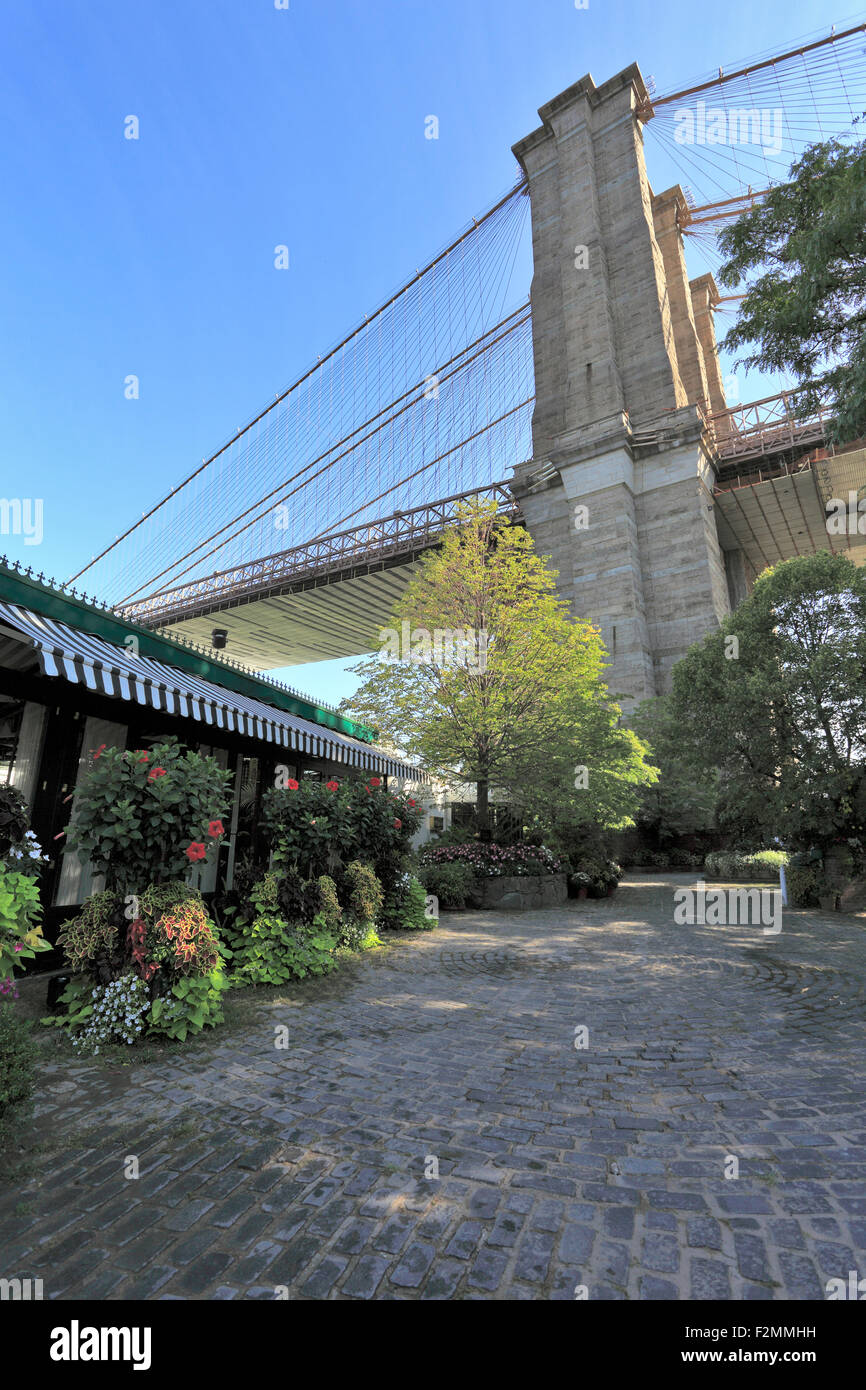 Le River Café sous le pont de Brooklyn à Fulton Landing Park Brooklyn New York City Banque D'Images
