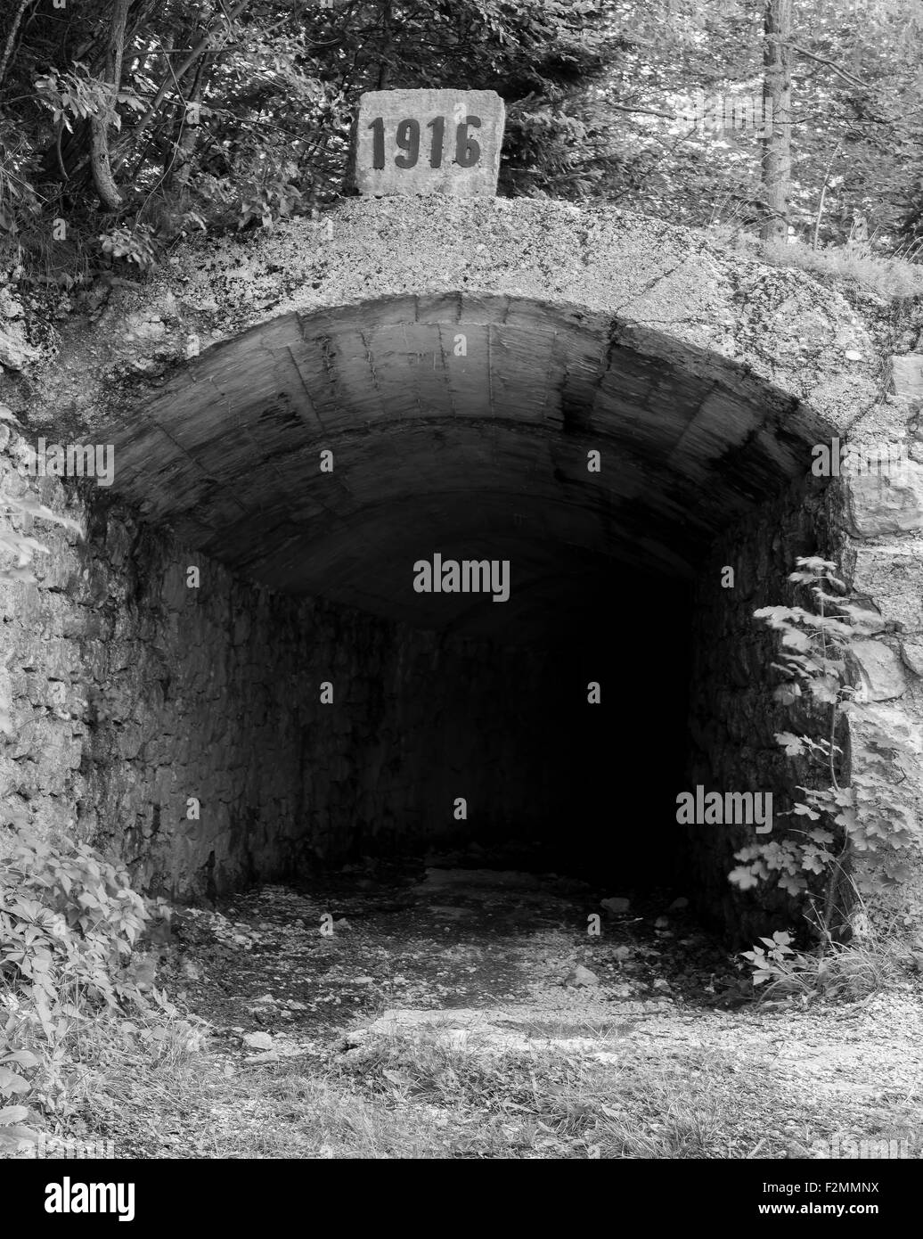 Old tunnel, faite en 1916, par l'homme. Banque D'Images