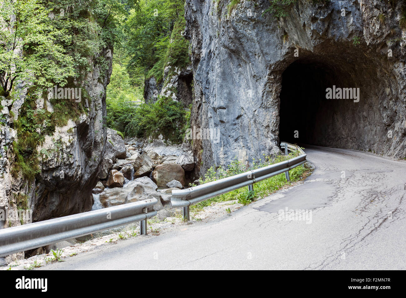 Ancien sculpté à la main, route du tunnel en Slovénie. Banque D'Images