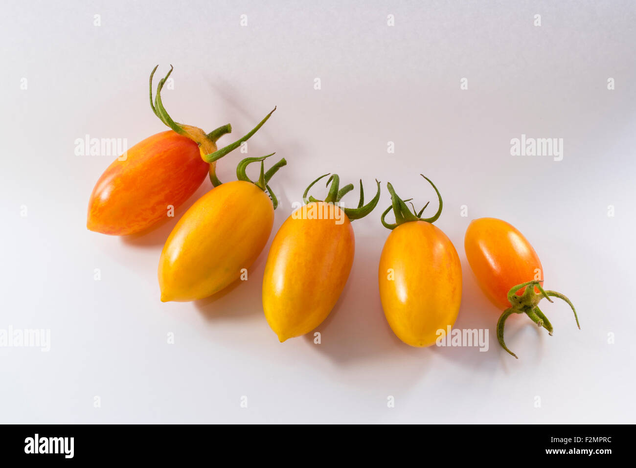 Cinq tomates rougir dans une ligne Banque D'Images