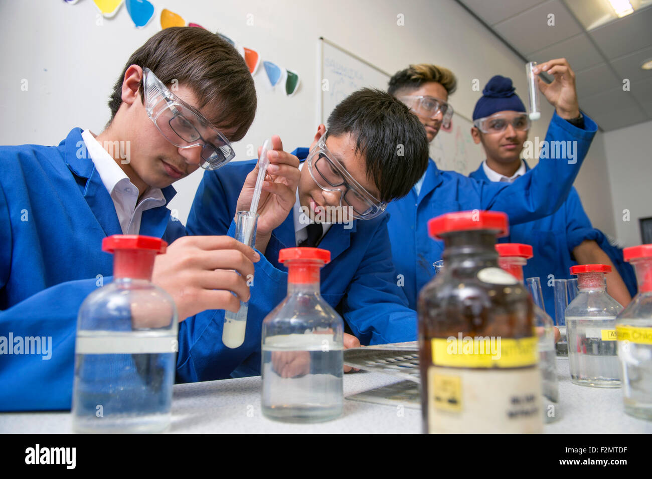 Les garçons (14 ans) au cours d'une leçon de chimie à la King Edward's School à Birmingham, UK Banque D'Images
