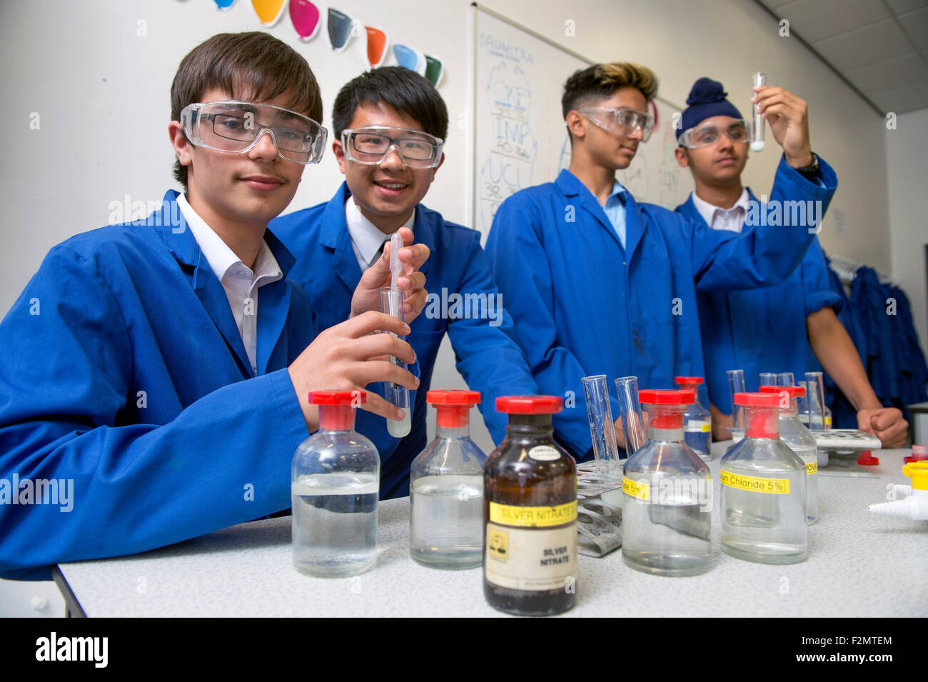 Les garçons (14 ans) au cours d'une leçon de chimie à la King Edward's School à Birmingham, UK Banque D'Images