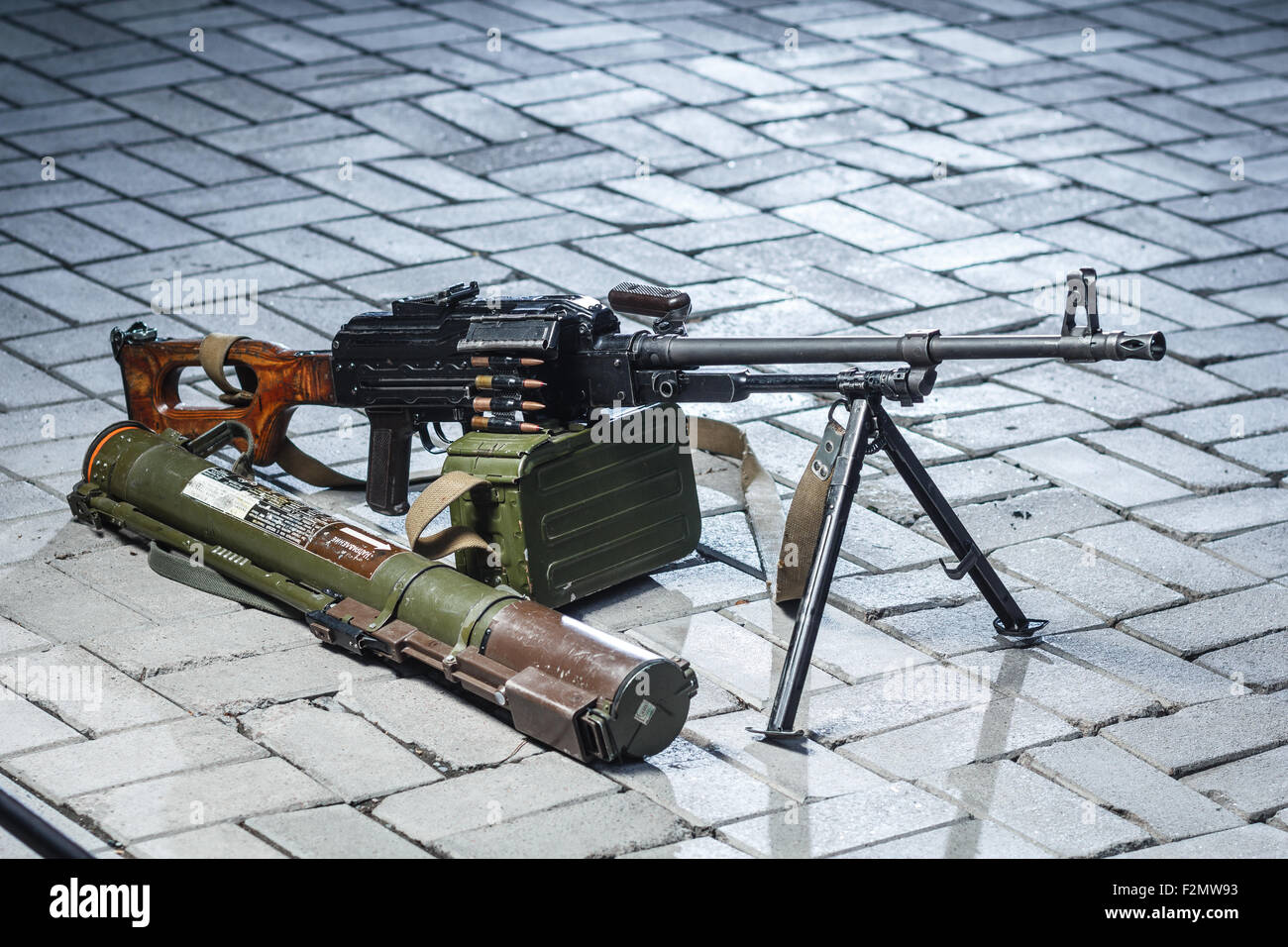 PKM et RPG-18 sur le terrain Banque D'Images