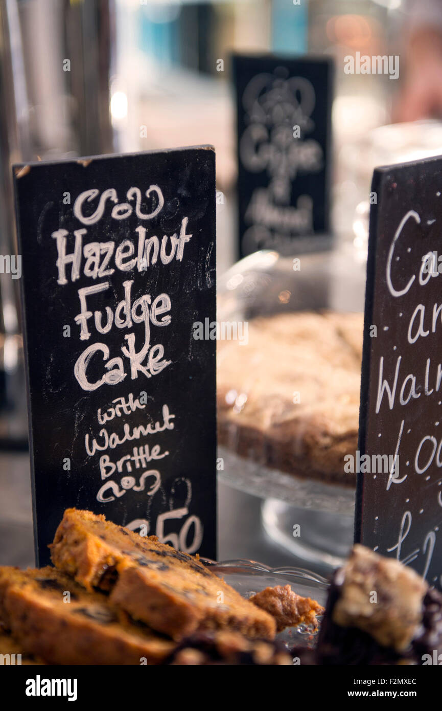 Hazlenut Fudge gâteau dans un pub-restaurant familial UK Banque D'Images