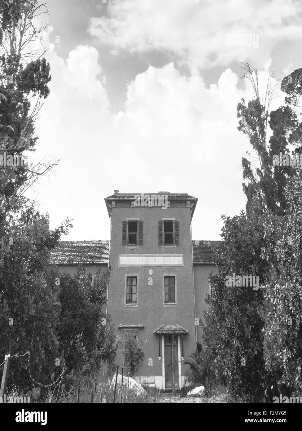 Ancienne maison de la peur. Maison abandonnée dans le pays. Concept de la peur et hanté. Banque D'Images