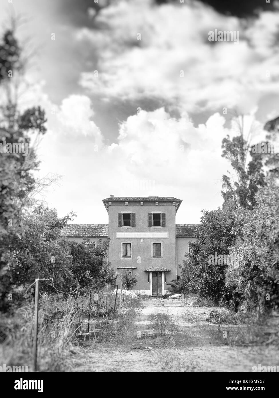 Ancienne maison de la peur. Maison abandonnée dans le pays. Concept de la peur et hanté. Banque D'Images
