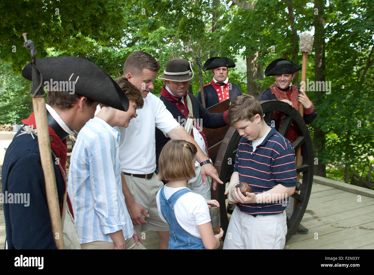 Des interprètes en costume d'armes montrent à Yorktown de Yorktown, historique, VA Banque D'Images