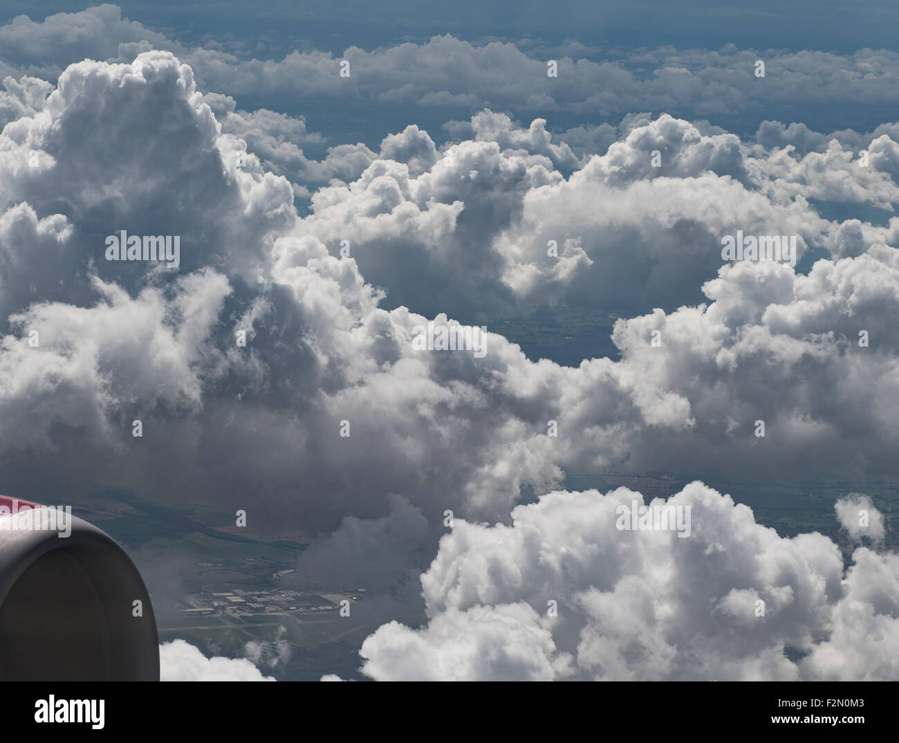 Nuages vus du dessus. Prises par le biais d'une fenêtre d'aéronefs. Banque D'Images