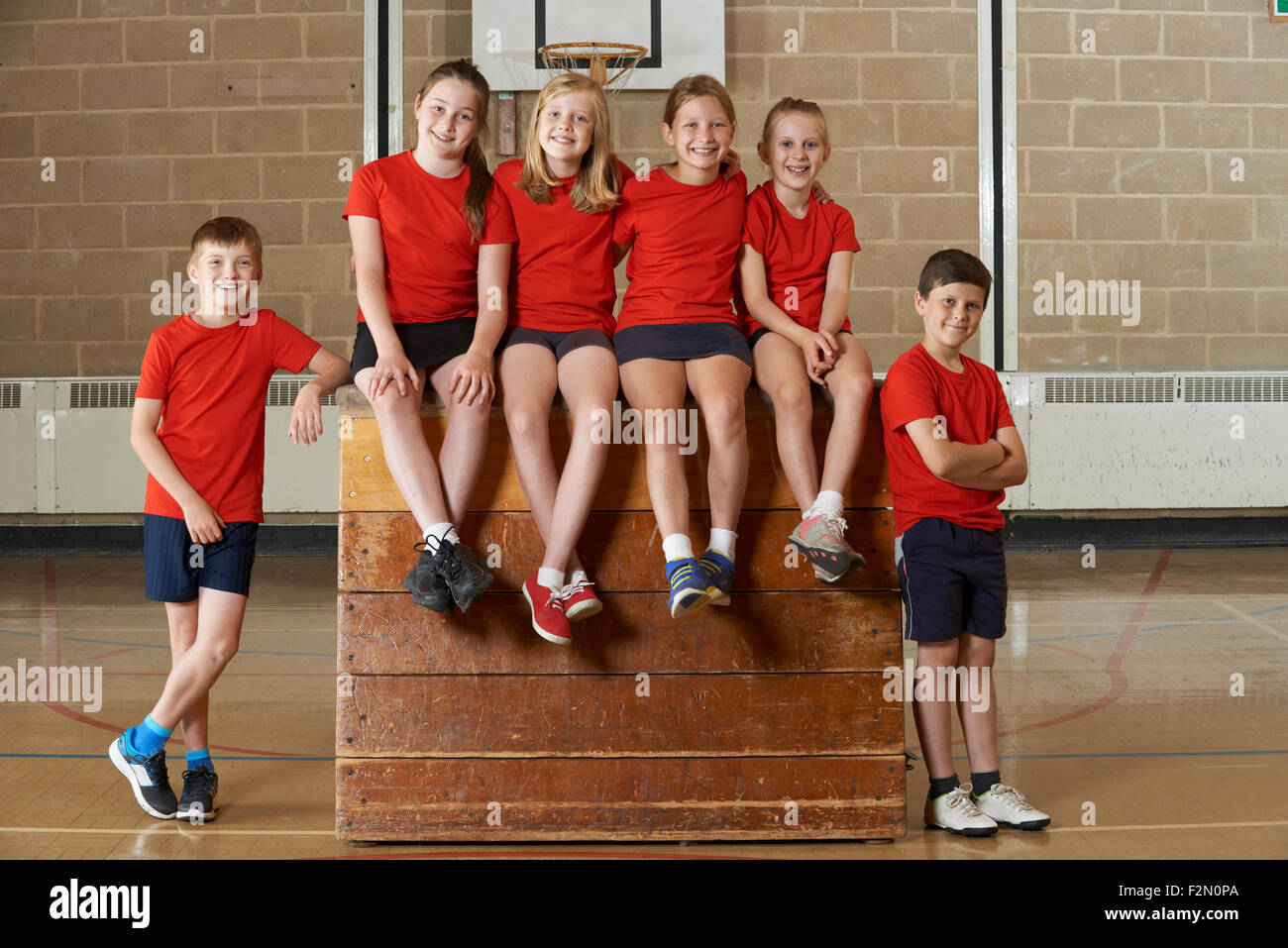Portrait de l'équipe de sport à l'école assis sur cheval de saut Banque D'Images