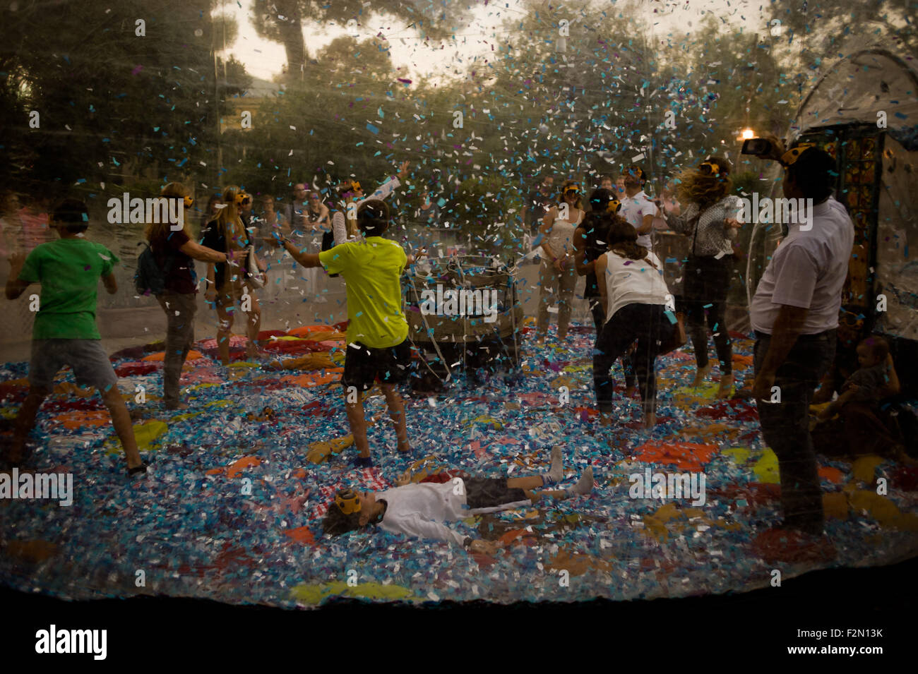 Barcelone, Espagne. 21 Septembre, 2015. Les gens jouent et jettent des confettis à l'intérieur d'une bulle en plastique géante lors de la Merce Festival (Festes de la Merce) à Barcelone, Espagne, le 21 septembre 2015. Le Parc de la Ciutadella à Barcelone est le paramètre pour les représentations et les activités dans le cadre des festivités de la Merce 2015. Crédit : Jordi Boixareu/Alamy Live News Banque D'Images