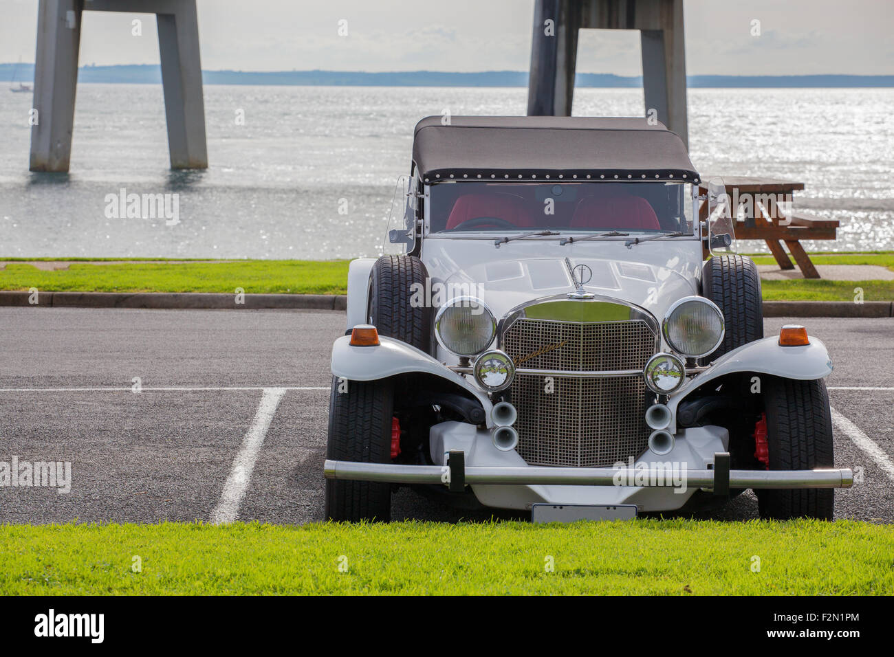Excalibur vintage car sur la plage. Banque D'Images