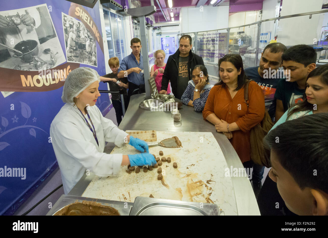 Un employé à la démonstration de moulage de chocolat Cadbury World Bournville en Angleterre Banque D'Images