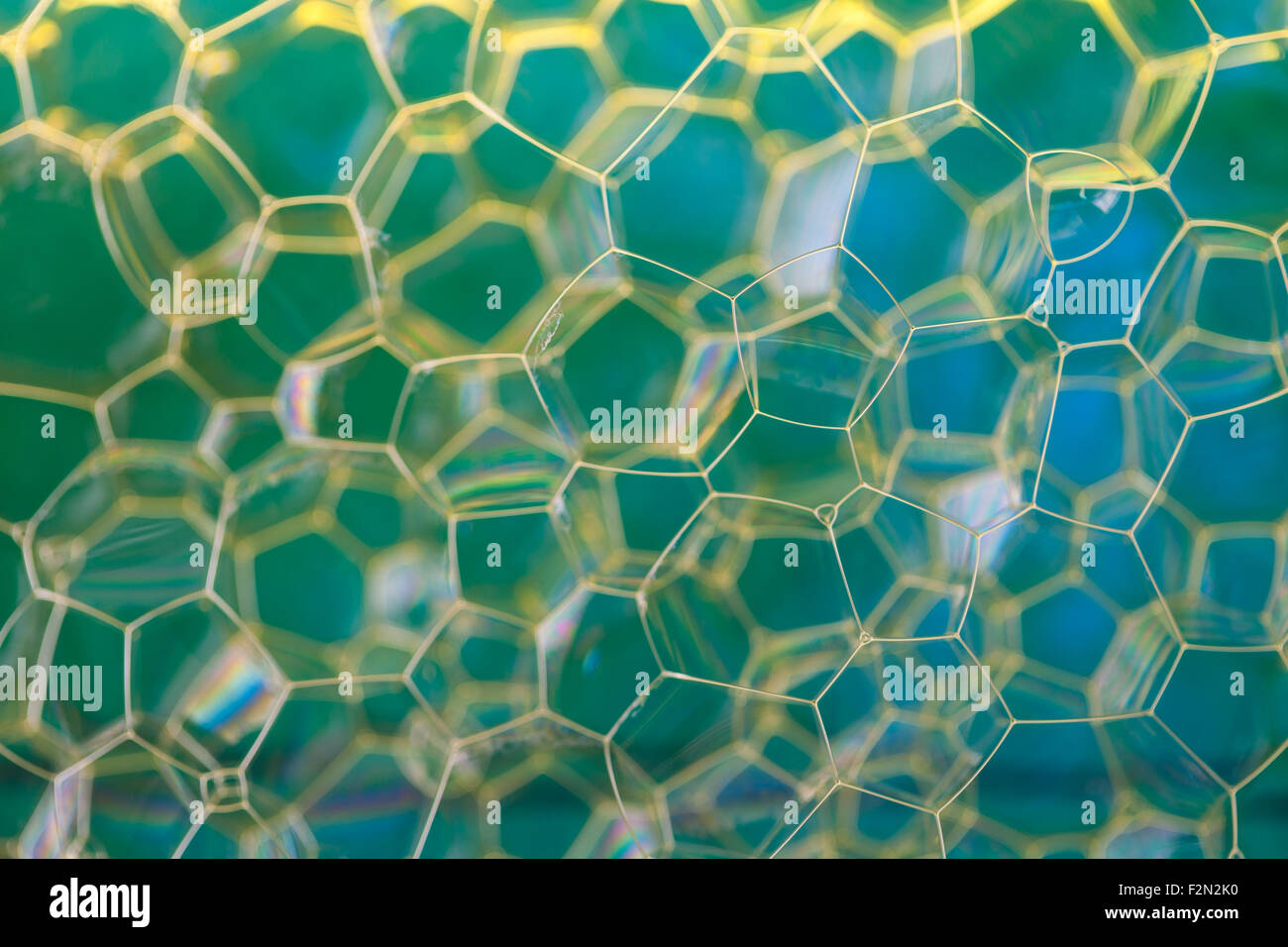 Gros plan extrême de l'eau savonneuse la création de lignes d'or motif nid d Banque D'Images