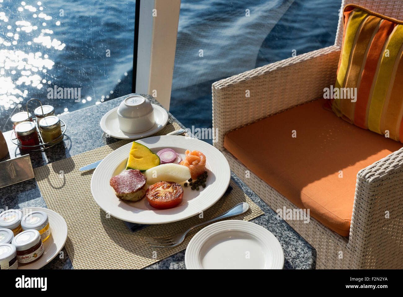 Le petit-déjeuner sur un bateau de croisière. Banque D'Images