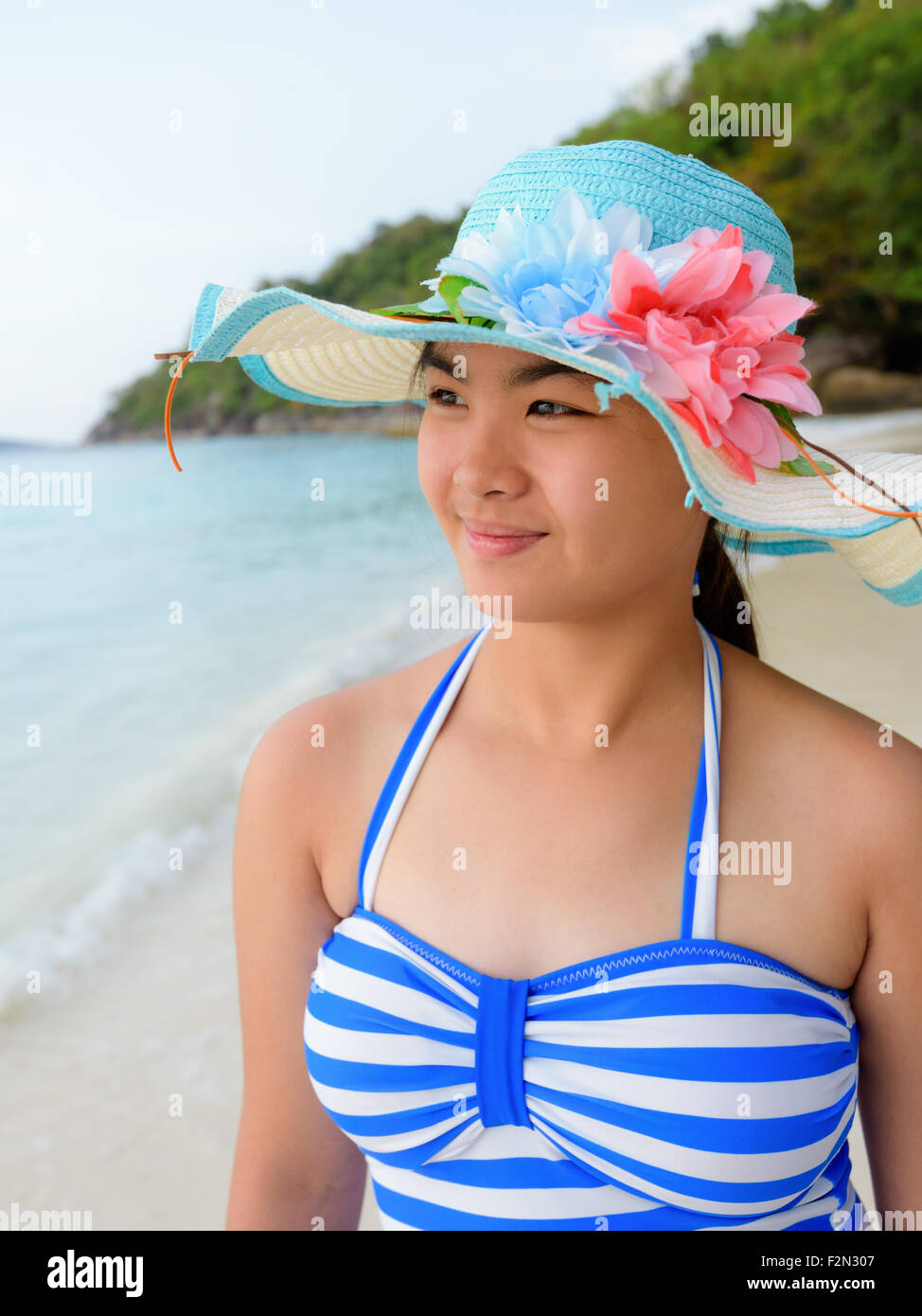 Portrait de la moitié des adolescentes dans un maillot bleu à la magnifique nature de mer pendant le lever du soleil avec bonheur sur beach Banque D'Images