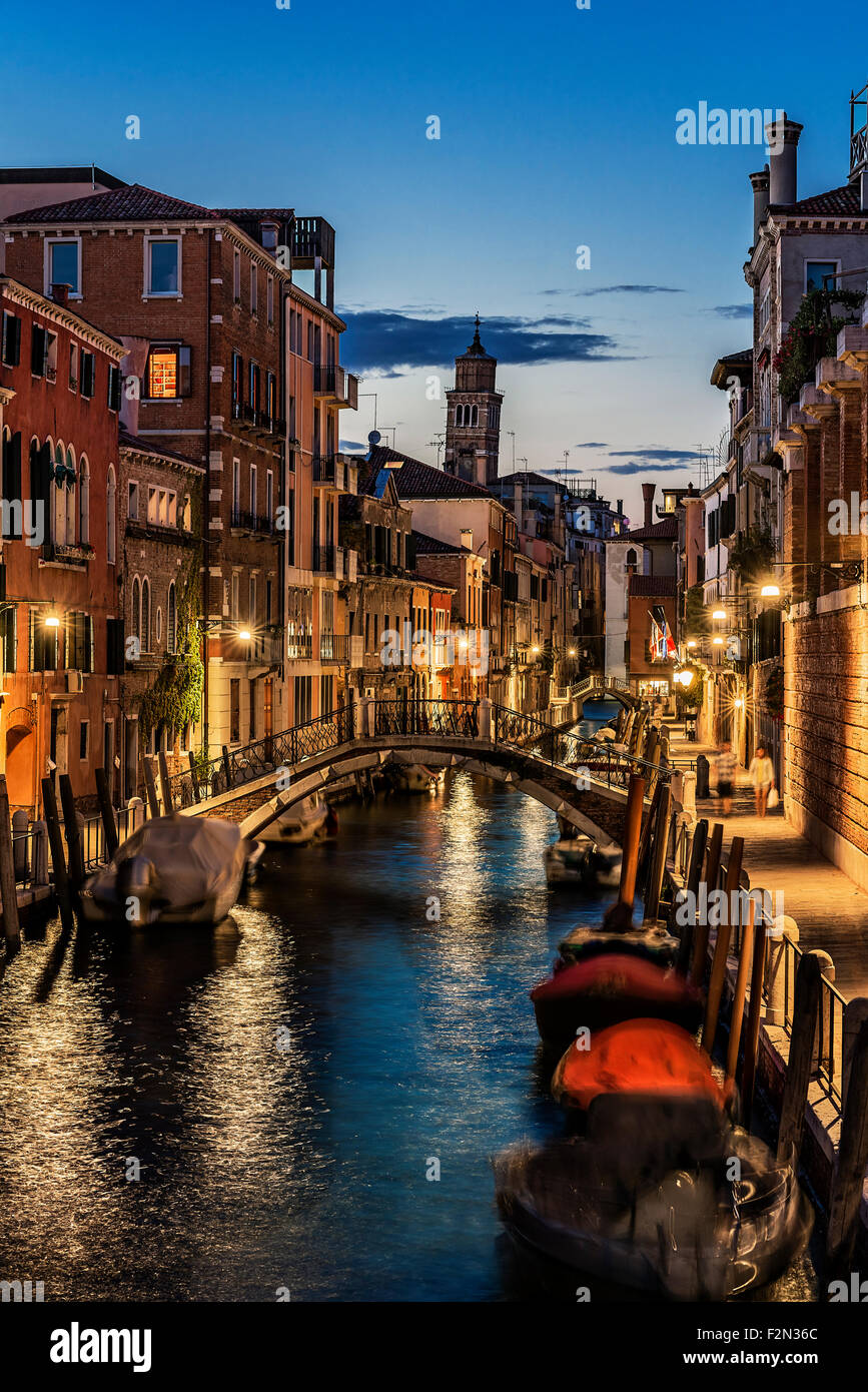Charmant canal et architecture vénitienne au crépuscule, Venise, Italie Banque D'Images