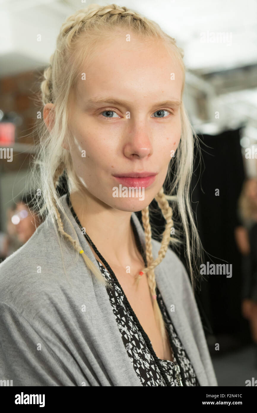 New York, NY - 10 septembre 2015 : Modèle Sally Jonsson pose dans les coulisses du défilé de Desigual Banque D'Images