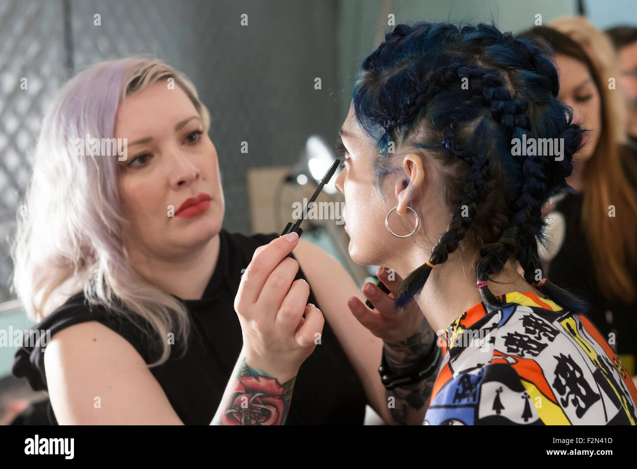 New York, NY - 10 septembre, 2015 Modèle : Sita Abellan prépare pour le backstage défilé de Desigual Banque D'Images