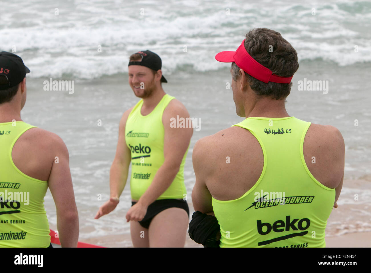 Mens ocean thunder surfboat sur l'équipe de traçage Dee Pourquoi beach,Sydney, Australie Banque D'Images