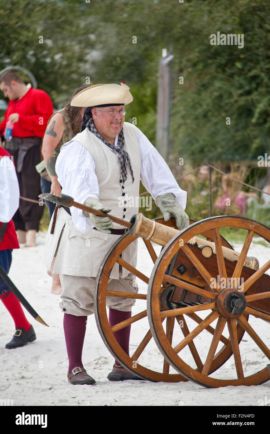 Reenactor pirate le chargement d'un canon historique au cours de la Cedar Key Festival Pirate sur la côte du golfe de Floride Banque D'Images