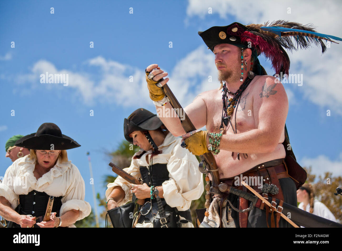 Reconstitueurs Pirate charger leurs armes à silex lock l'Cedar Key Festival Pirate Banque D'Images