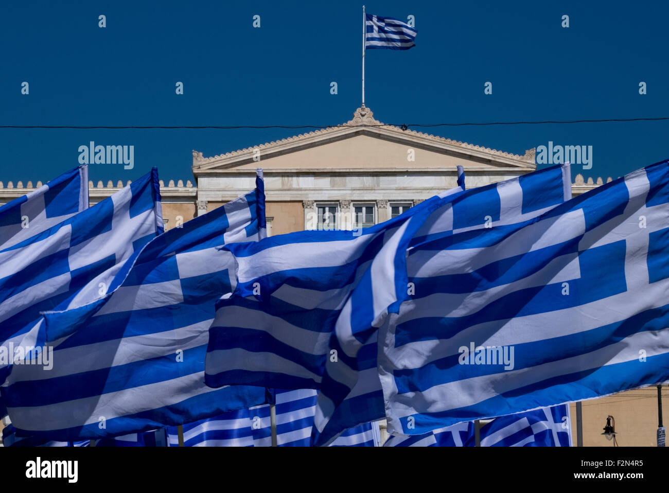 Drapeaux au vent en face de l'édifice du Parlement grec à la place Syntagma, Athènes Banque D'Images