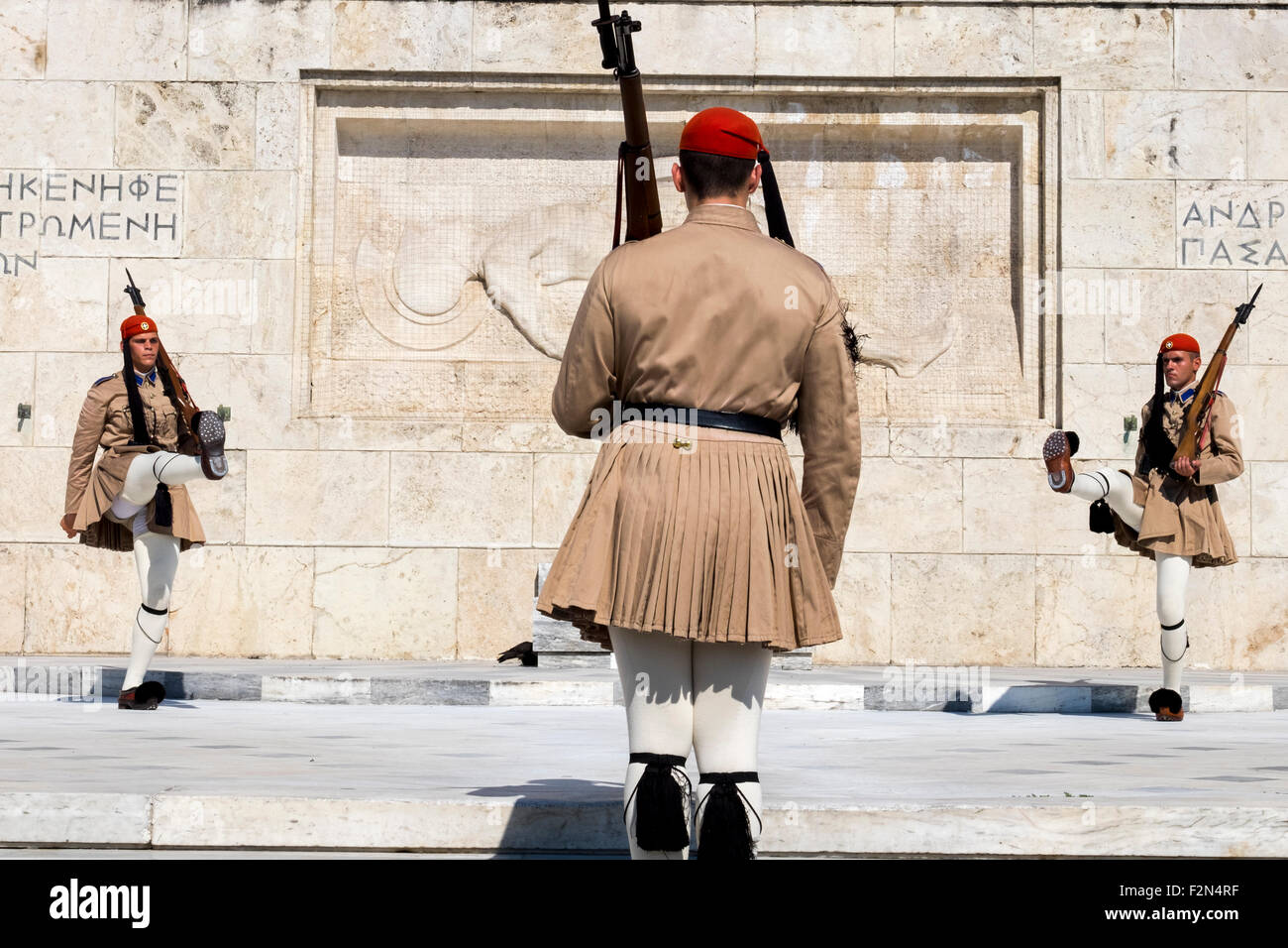Les membres de la garde présidentielle sur la Tombe du Soldat inconnu en face de l'édifice du Parlement grec Banque D'Images
