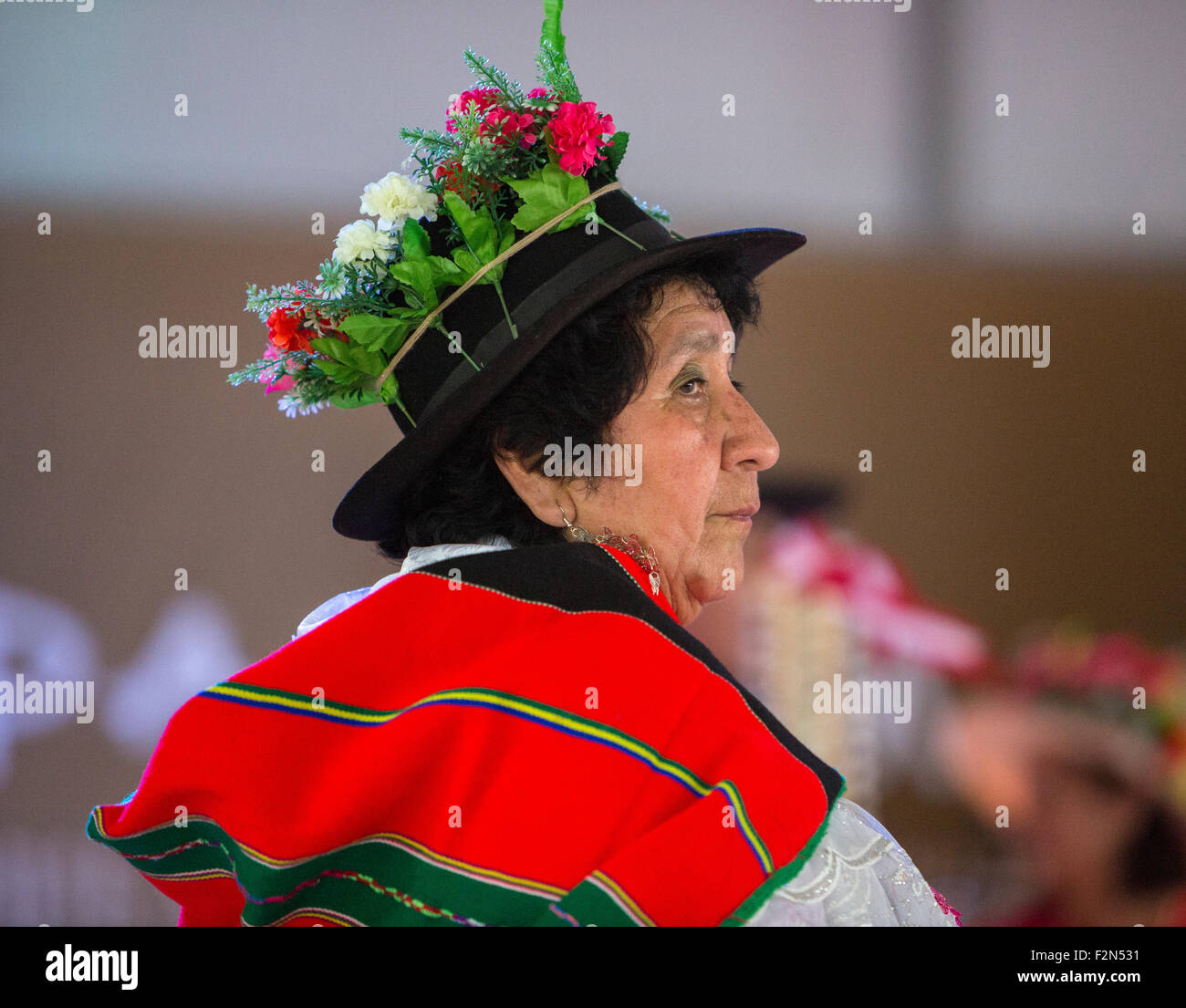 Femme dansant le Sarawja la danse, une danse traditionnelle Aymara, effectuée par Carumenas Tradiciones de Moquegua, Pérou. Banque D'Images