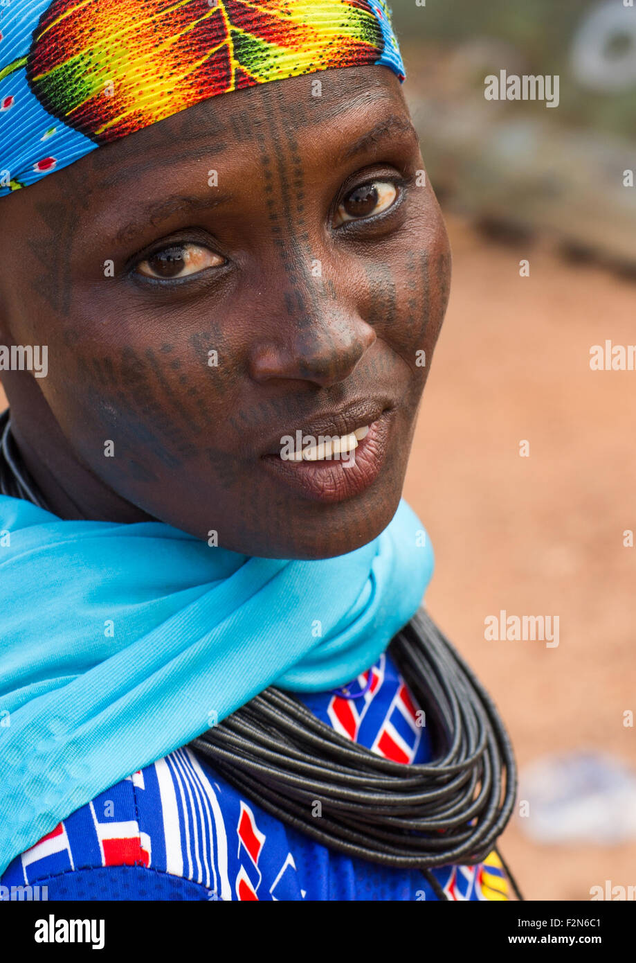 Le Bénin, en Afrique de l'Ouest, Copargo, une belle femme tribu peul peul tatoué Banque D'Images