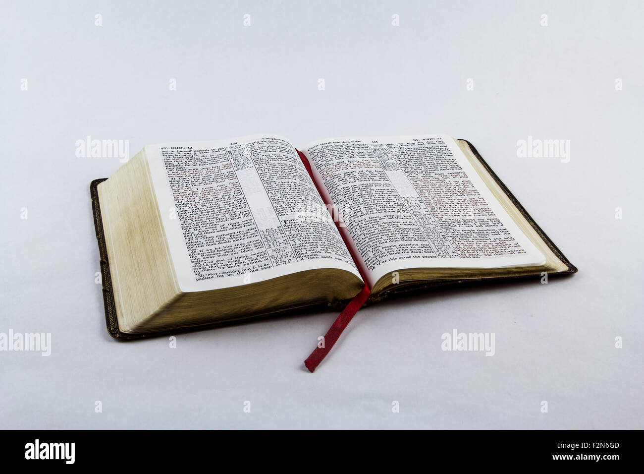 King James Bible ouverte sur un fond blanc Banque D'Images