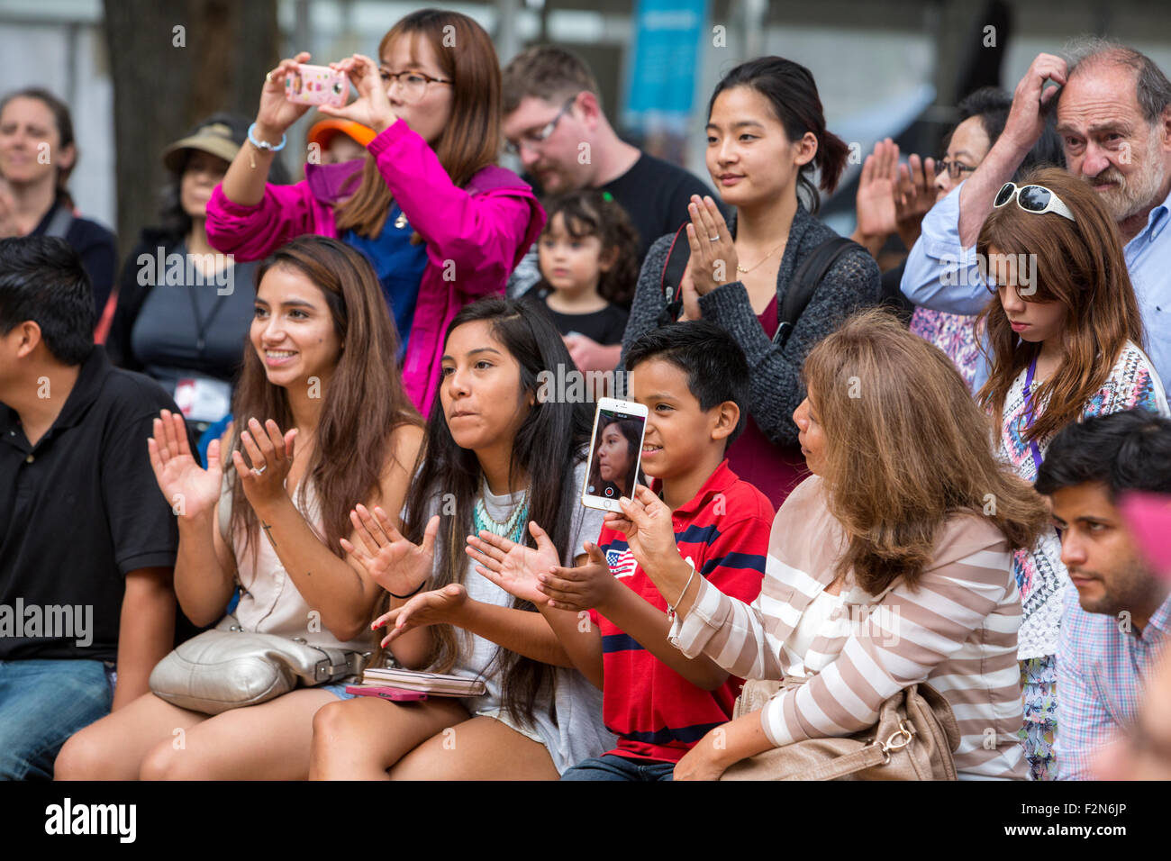 Les spectateurs à regarder les danseurs au Pérou Folklife Festival, Washington, D.C., juillet 2015. Banque D'Images