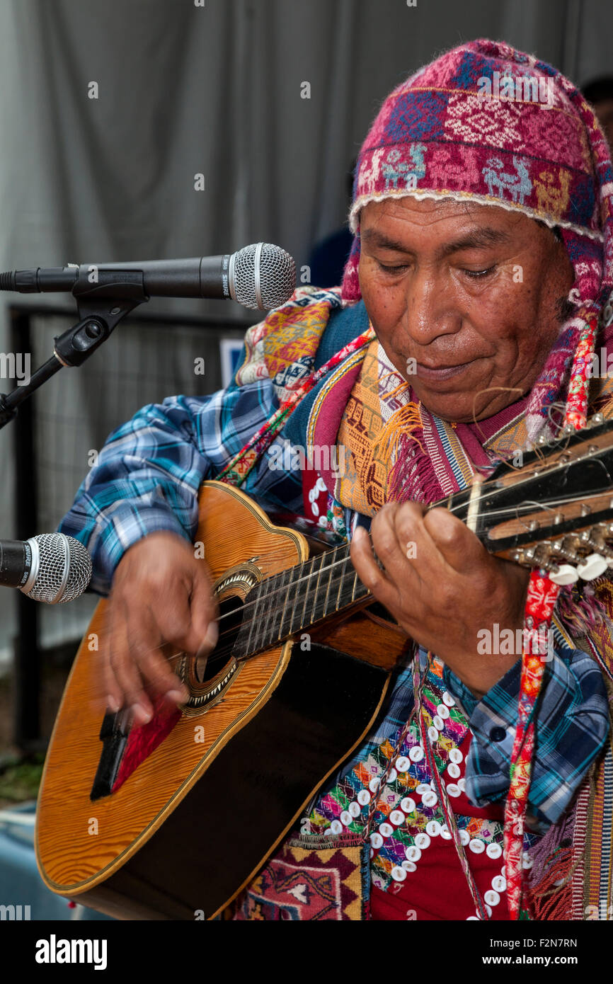 Quechua Musicien Jouant À La Guitare. Banque D'Images
