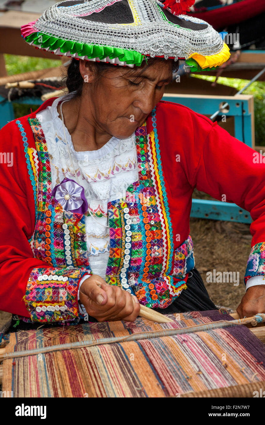 Femme Péruvienne Quechua De Cusco Démontrant La Technique Traditionnelle De Tissage. Banque D'Images