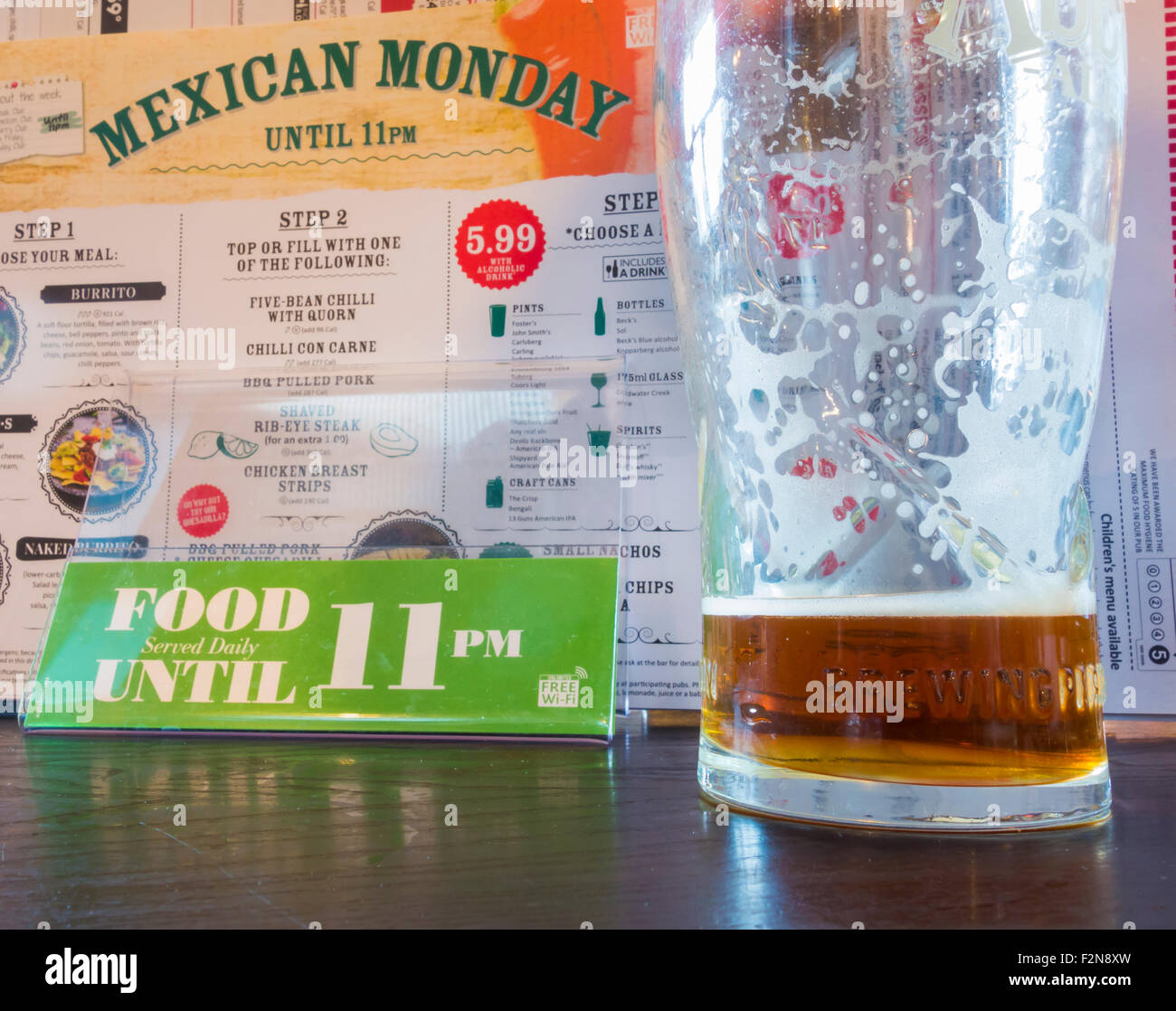 Videz la pinte de bière et les plats servis jusqu'à 23:00 au pub J D Wetherspoon, Angleterre, Royaume-Uni Banque D'Images