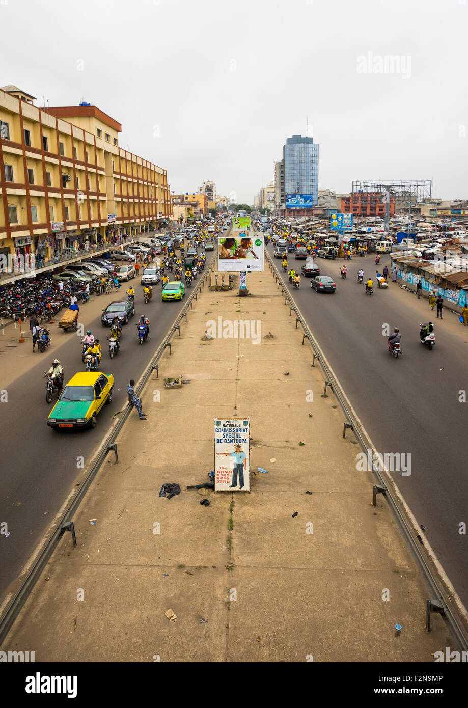 Le Bénin, en Afrique de l'Ouest, Cotonou, le marché Dantokpa road Banque D'Images