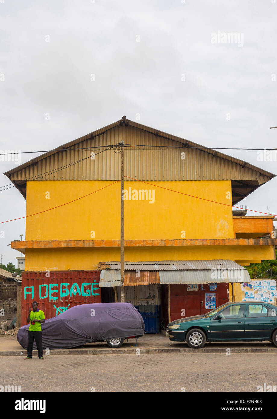 Le Bénin, en Afrique de l'Ouest, Cotonou, house tagged d'être détruits par le gouvernement contre l'occupation illégale du programme Banque D'Images