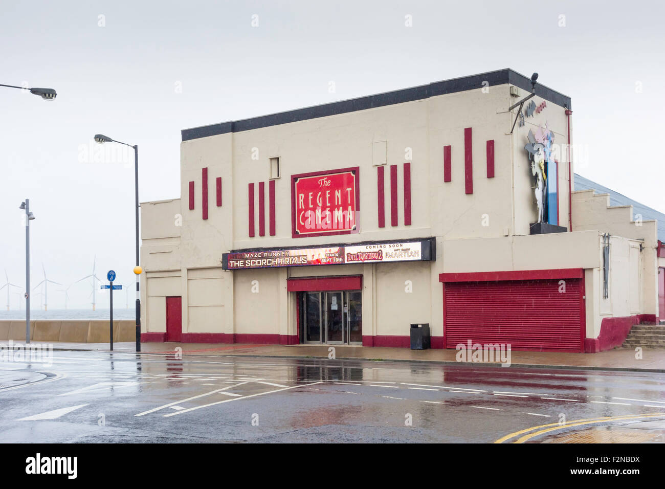 L'Art Déco Cinéma Regent sur front de mer à Redcar un music-hall construit 1937 converti en cinéma dans les années 60, un jour de pluie Banque D'Images