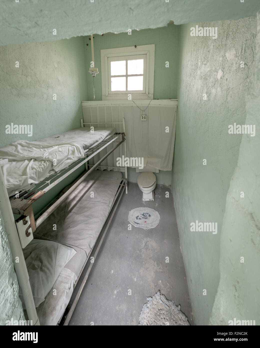 Ancienne cellule de prison avec des lits superposés Banque D'Images