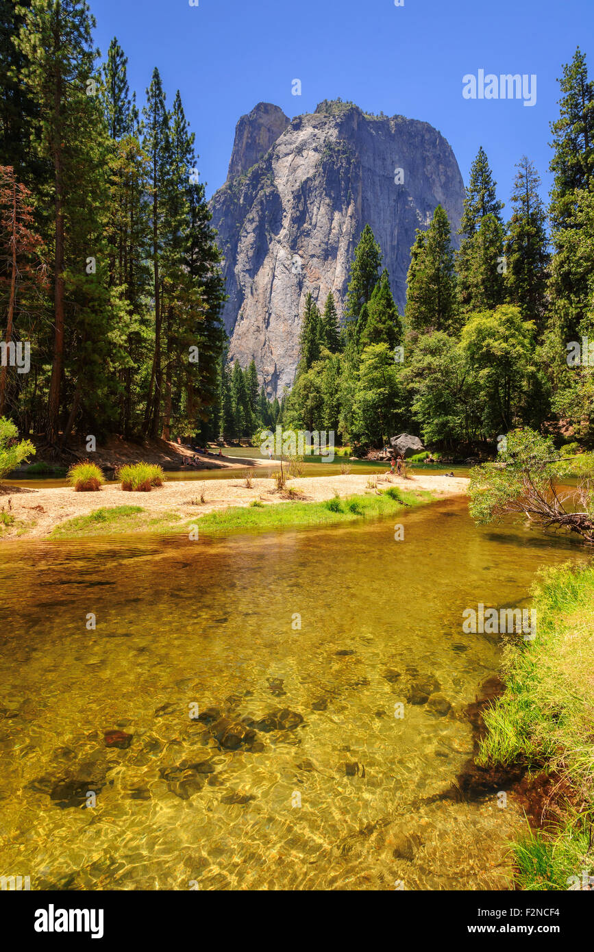 Belle plage sur la rivière dans le Parc National de Yosemite Banque D'Images
