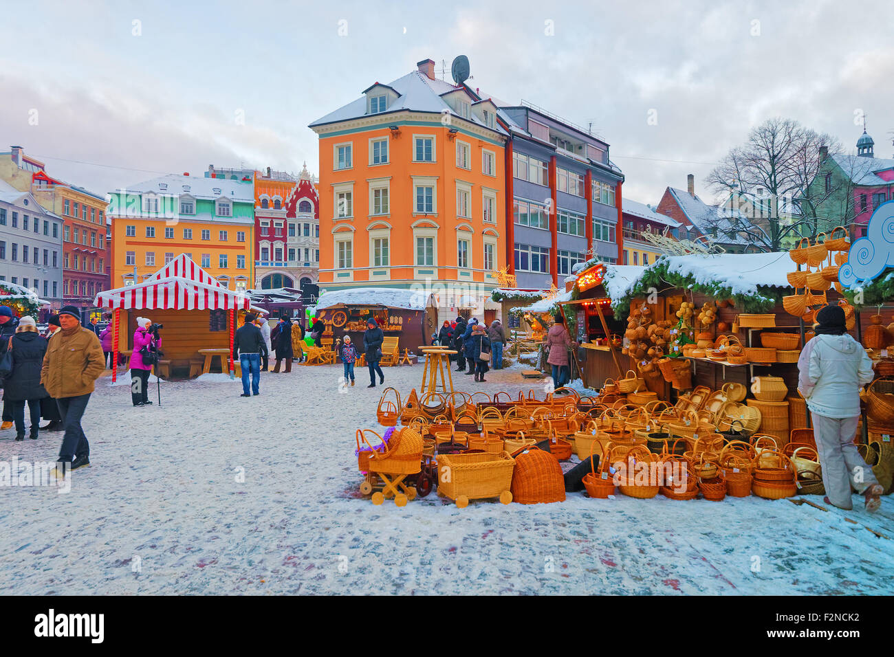 RIGA, Lettonie - 28 décembre 2014 : paniers de paille à la main, les enfants poussettes et autres souvenirs de paille à vendre au marché de Noël à Riga, Lettonie Banque D'Images