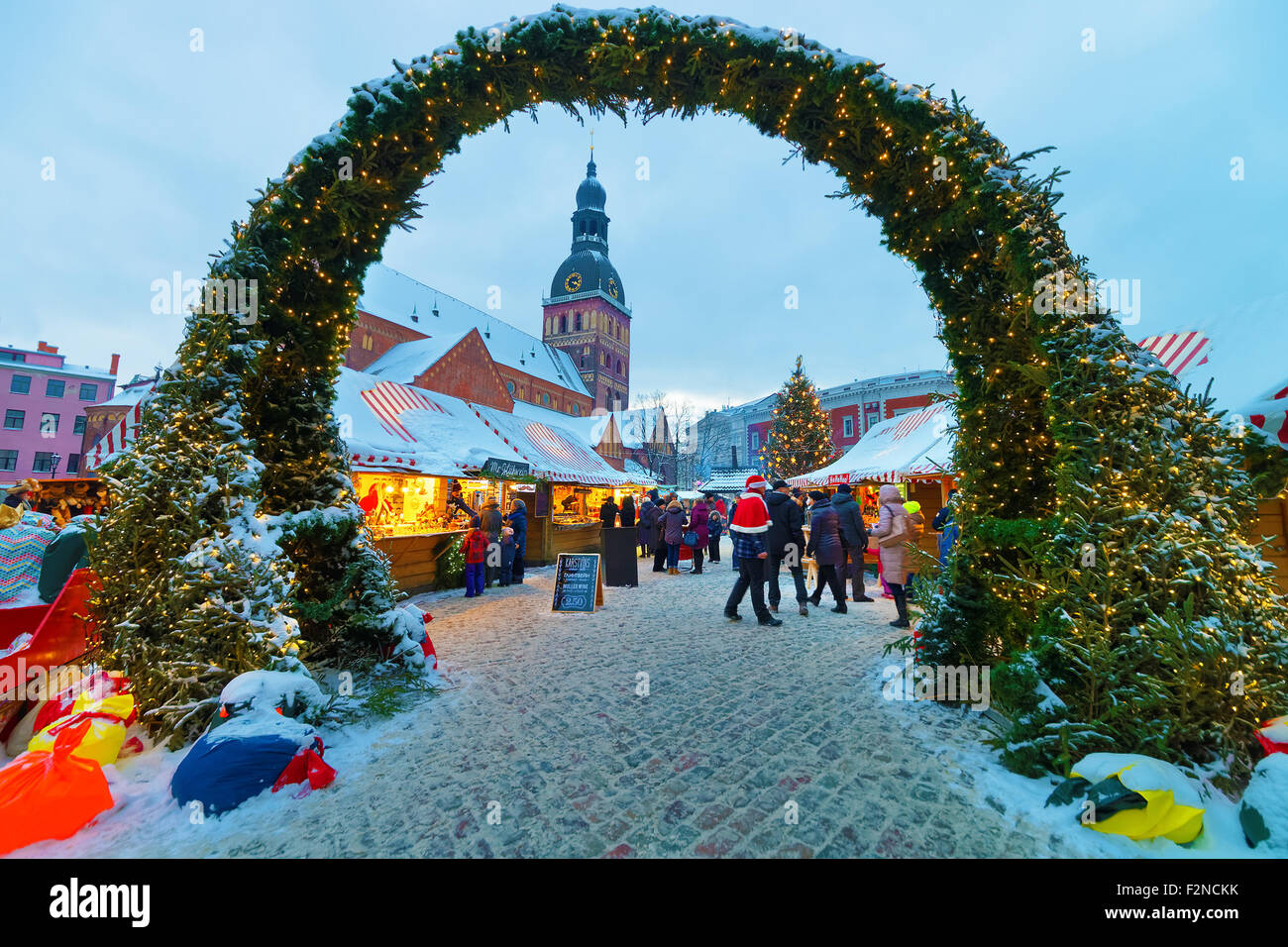 RIGA, Lettonie - 28 décembre 2014 : Entrée au traditionnel marché de Noël à Riga (Lettonie) sur une belle journée d'hiver enneigée Banque D'Images