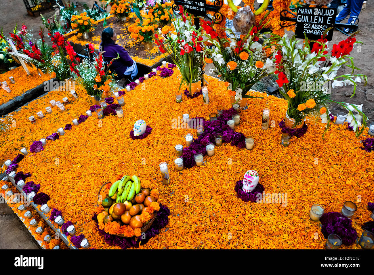 Une femme mexicaine se trouve à la décoration de fleurs tombe pendant le Jour des morts, le Mexique Tzintzuntzan dans célébration. Banque D'Images